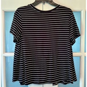 ✨EUC✨ OLD NAVY ACTIVE SHORT SLEEVE BLACK & WHITE STRIPPED T-SHIRT 🖤🤍
